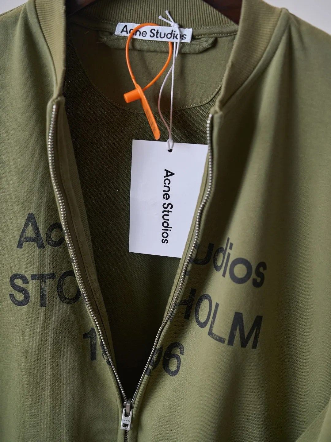 [Real auction] Acne Studios spray-painted distressed logo baseball collar zipper jacket [In Stock] S M L Acne Studios logo printing on the chest uses Retro sports aesthetics to engrave the brand's heritage. It is unobtrusive but highly recognizable. It subtly blends the Nordic minimalist style with the Retro sports style. It is low-key and elegant. It has its own aura. Adopt glue printing process. The chest printing has been revised three times with the film screen. Use glue liquid paint to print the pattern on the fabric. Bake the fabric to fix the printed pattern. Gradient distressing spray process. Spray dyes of different colors on the surface of the fabric. Realize that the clothes will show rich color changes under different lights to increase the visual layering. Many places on the body of the clothes are completely manually positioned and worn. Manual brushing marks add texture and depth to the surface of the clothes to imitate the texture of natural wear and tear. The fabrics have been fermented and washed, giving a better hand feel and texture. Not easy to deform, not easy to shrink, not easy to fade, and maintain long-term beauty and loose fit.